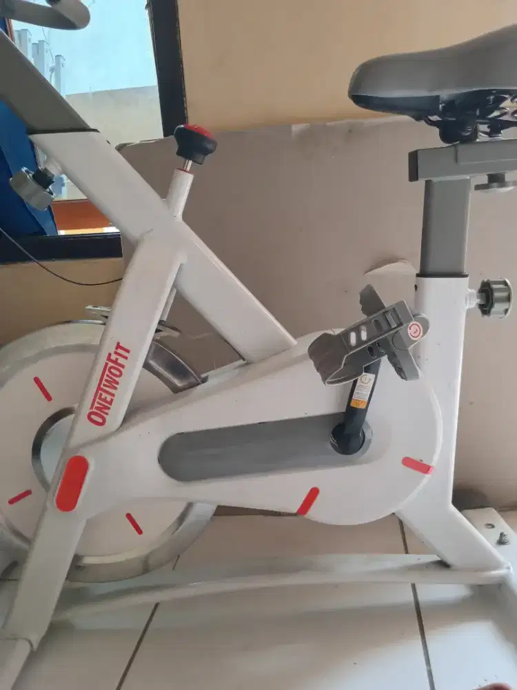 Sepeda statis one two fit