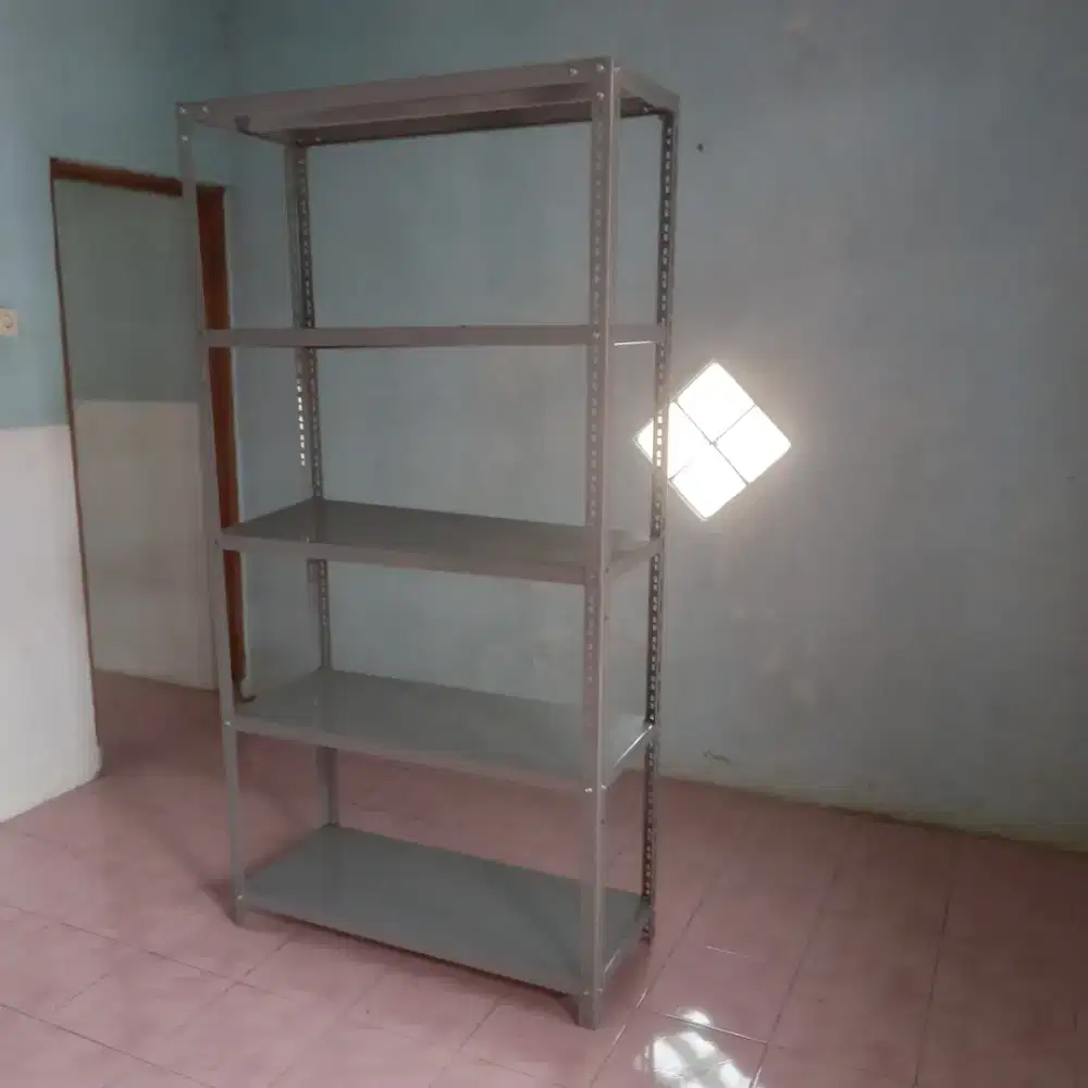 Rak buku perpustakaan