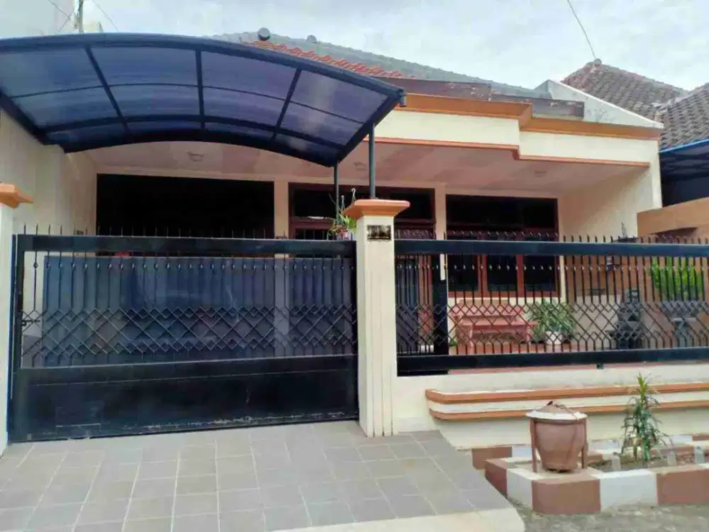 Dijual rumah terawat siap huni di Sukun, Bukit Dieng.