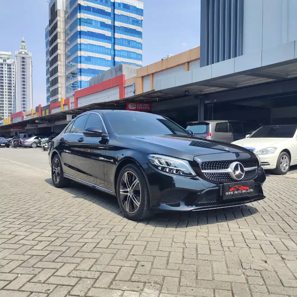 Low KM ! Mercedes C200 nik 2020