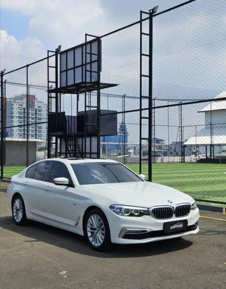 BMW 530i Luxury 2018 White on Brown