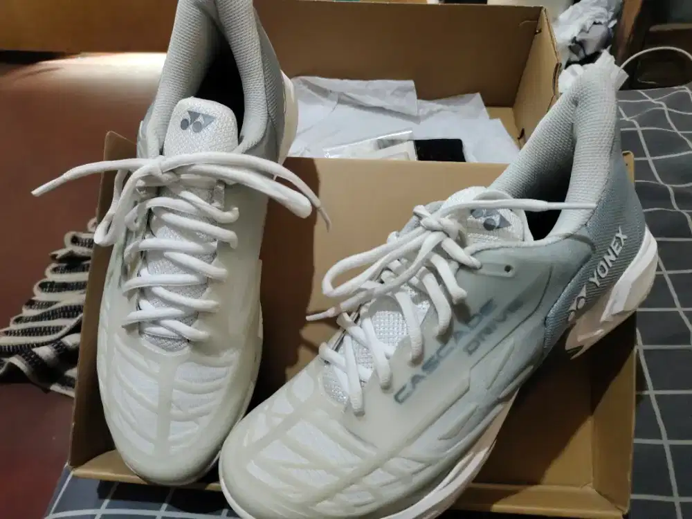 Yonex badminton shoes Men power cushion CASCADE DRIVE Matte white