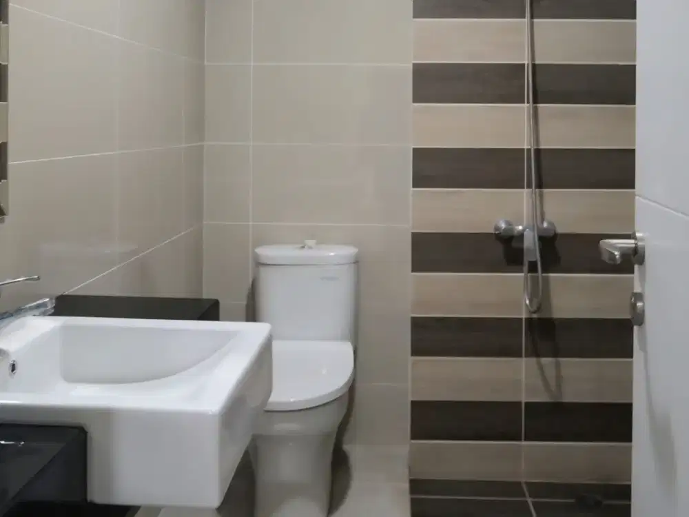 Dijual Rumah 2 Lantai Siap Huni Di Cluster Rossini Gading Serpong    LT: 96 (8*12) M²  LB: 101M²  KT: 4+1  KM: 3+1  Carport: 1    Hadap Selatan  Listr