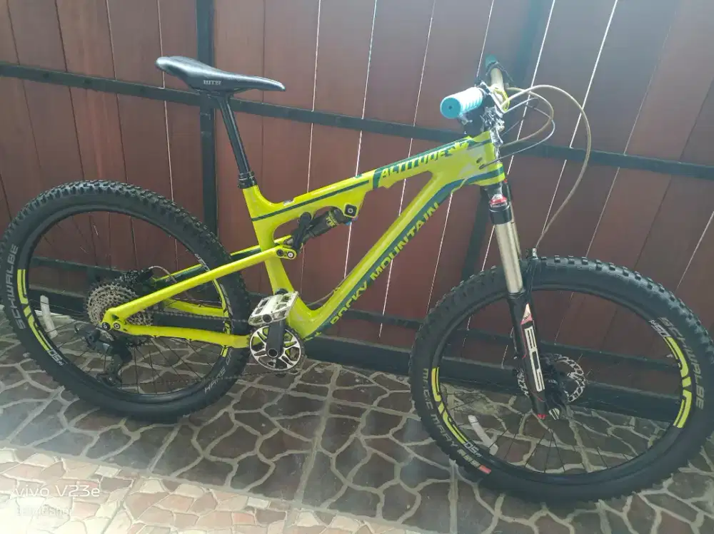 Sepeda gunung Rocky mountain carbon size M ban 27,5