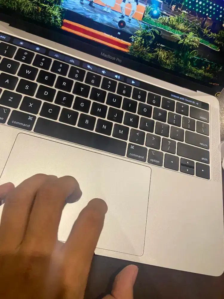 MacBook pro 2019 bagus bgt