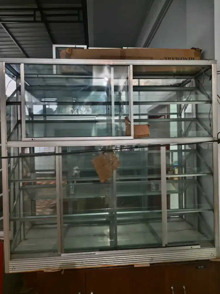 Etalase Bekas Display Sepatu Dan Sandal