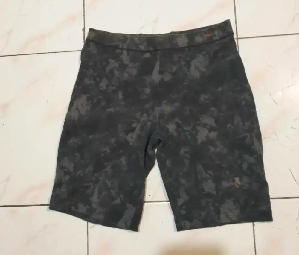 celana olahraga 
OPELON 
abu abu hitam
pinggang karet
stretch 
size M