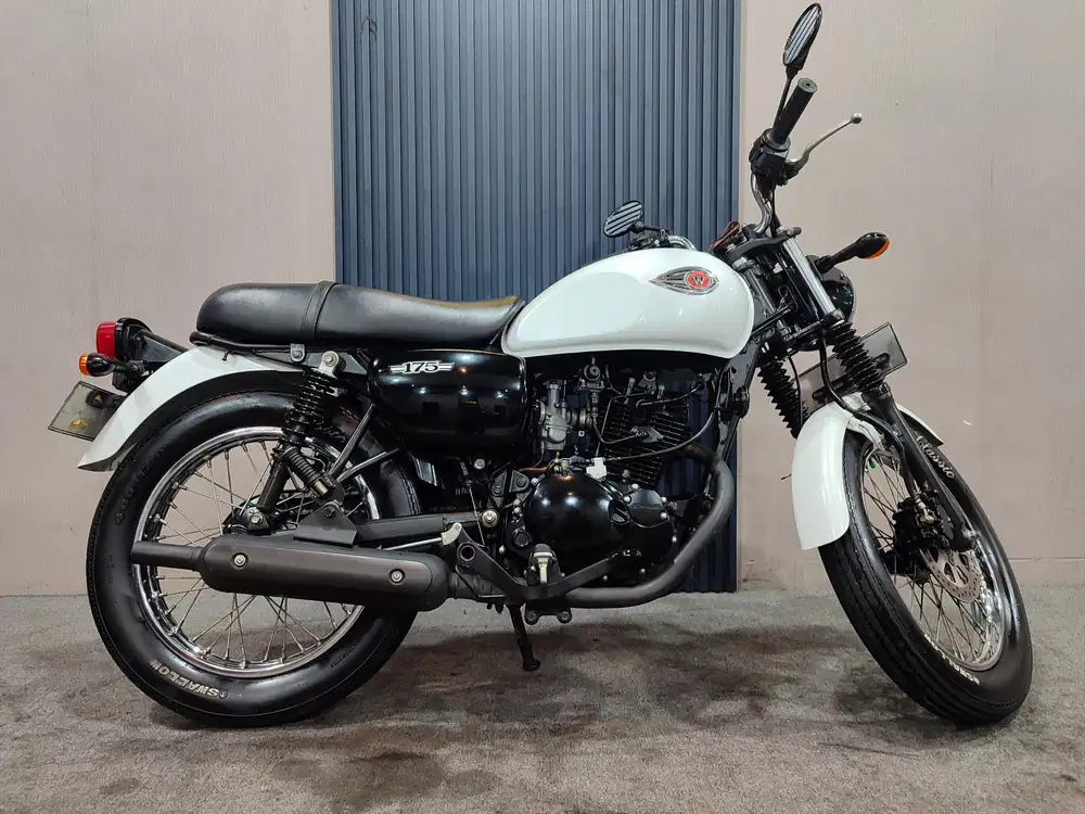 Kawasaki W175 putih 2017 istimewa mulus terawat siap pakai...