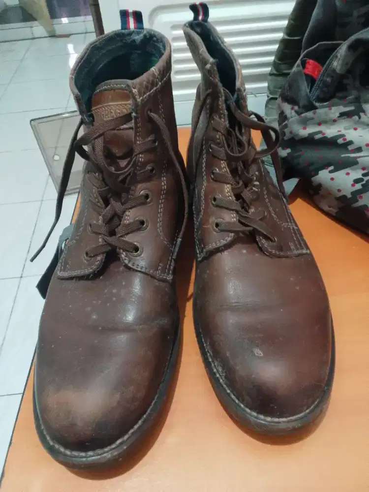 Sepatu kerja kulit