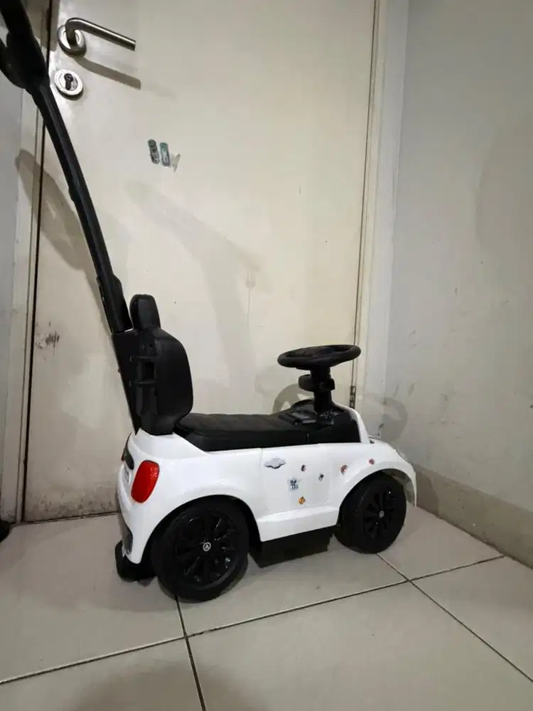 Mobil mobilan PMB putih