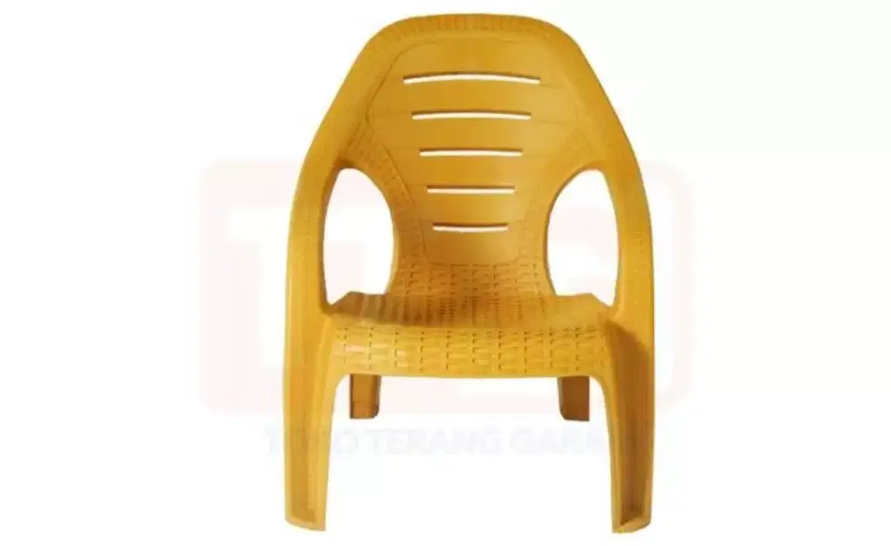 Kursi plastik coklat