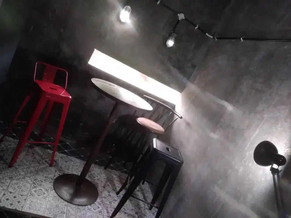 1 set meja kursi bar informa