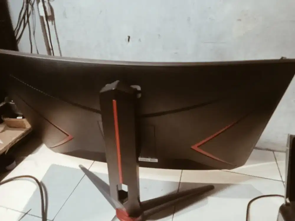 monitor auc minus ada garis lin di bawah ga kelihatan