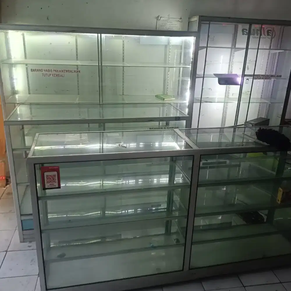 lemari etalase kaca