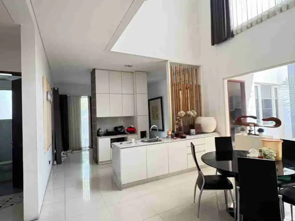 Rumah 2 lantai modern tropis Graha Family dekat National Hospital sudah SHM