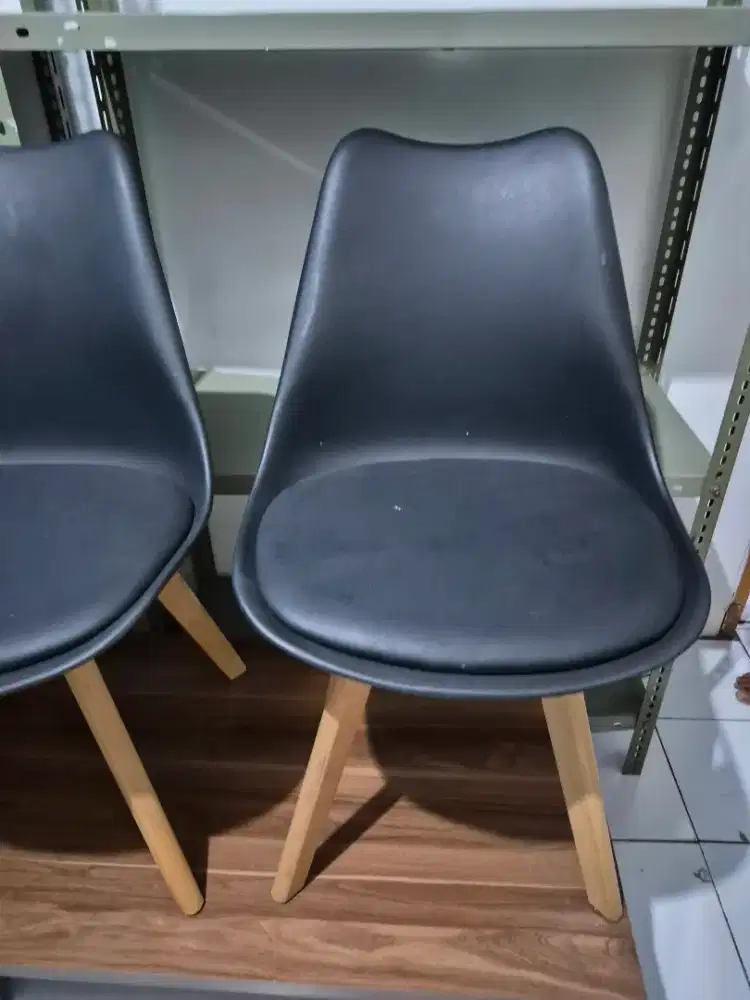 2 unit kursi kantor