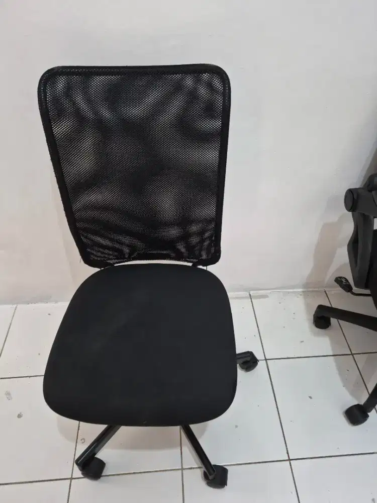 2 UNIT KURSI KANTOR MULUS