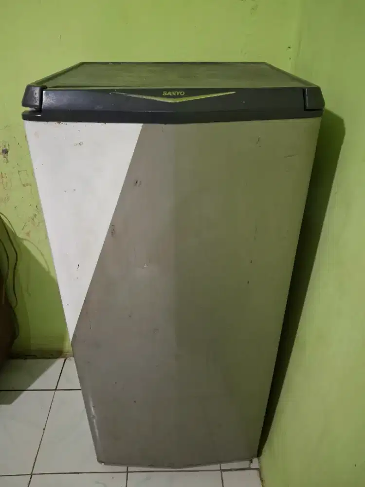 KULKAS SANYO bekas
