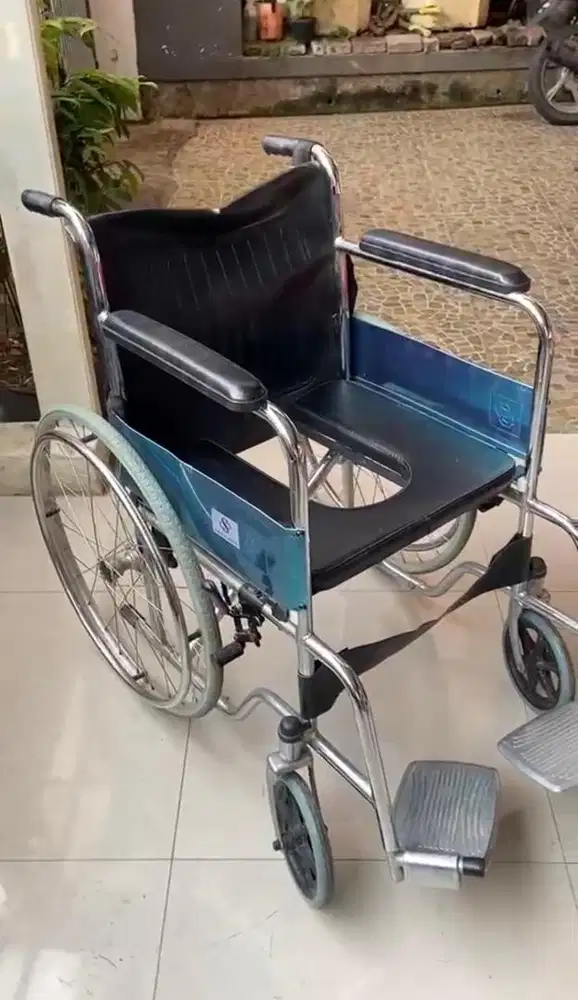 Kursi roda lipat kulit