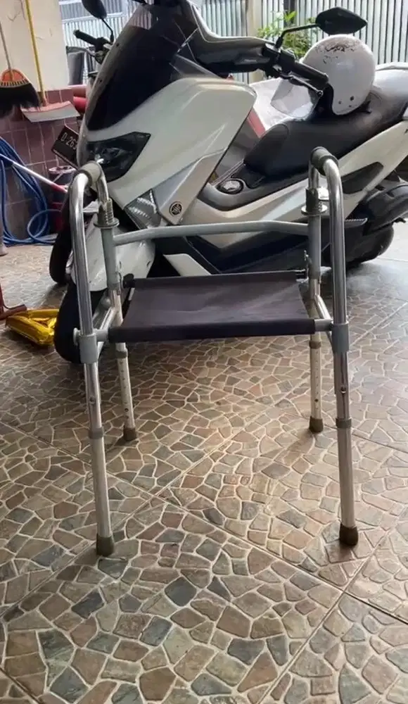 Walker Lansia 4 kaki