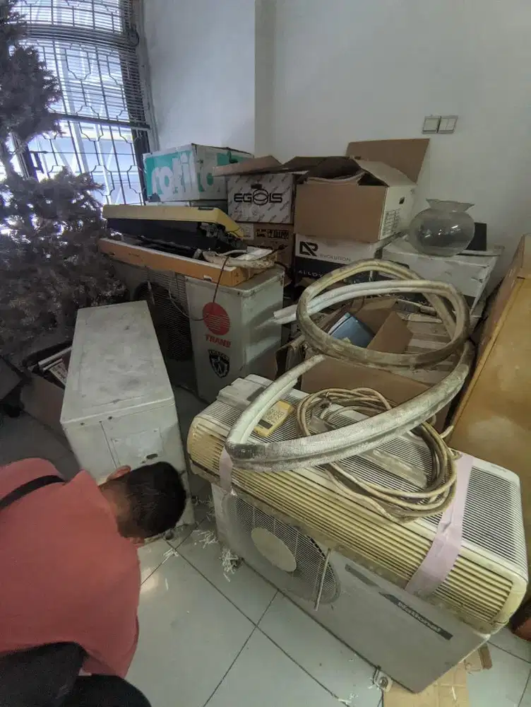 Menerima elektronik rusak bekas