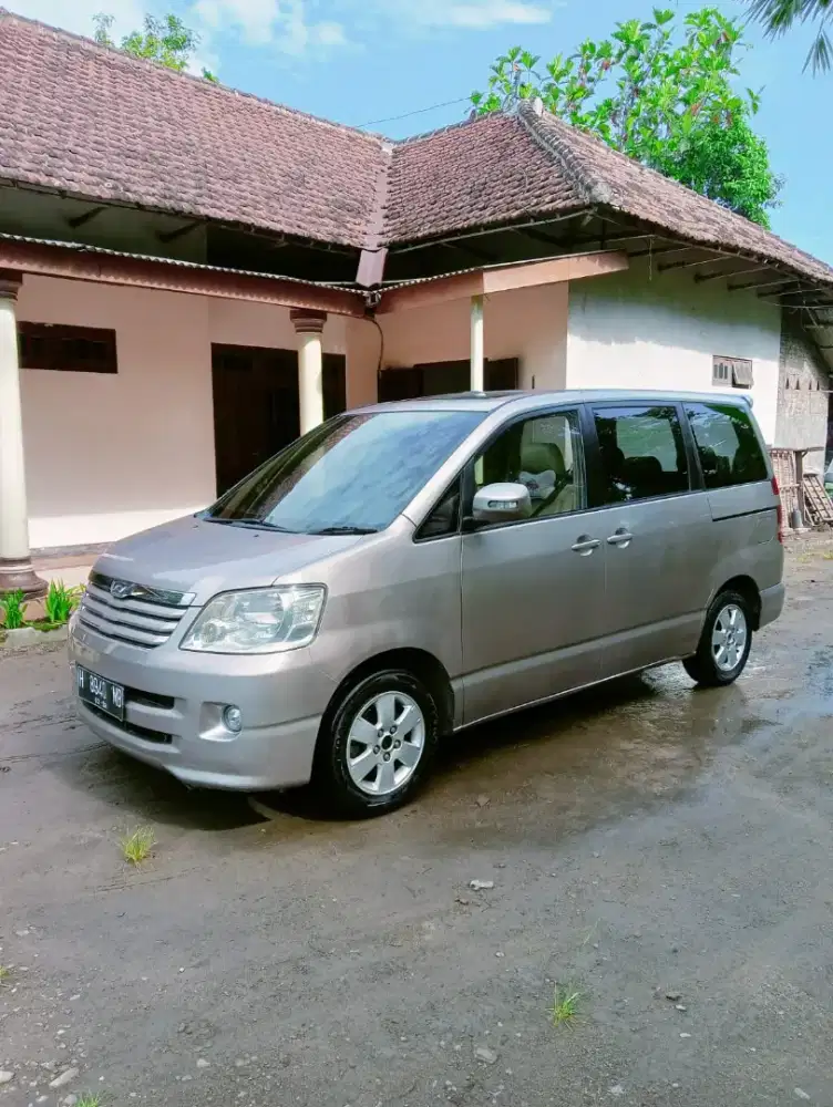 Toyota noah dijual...
