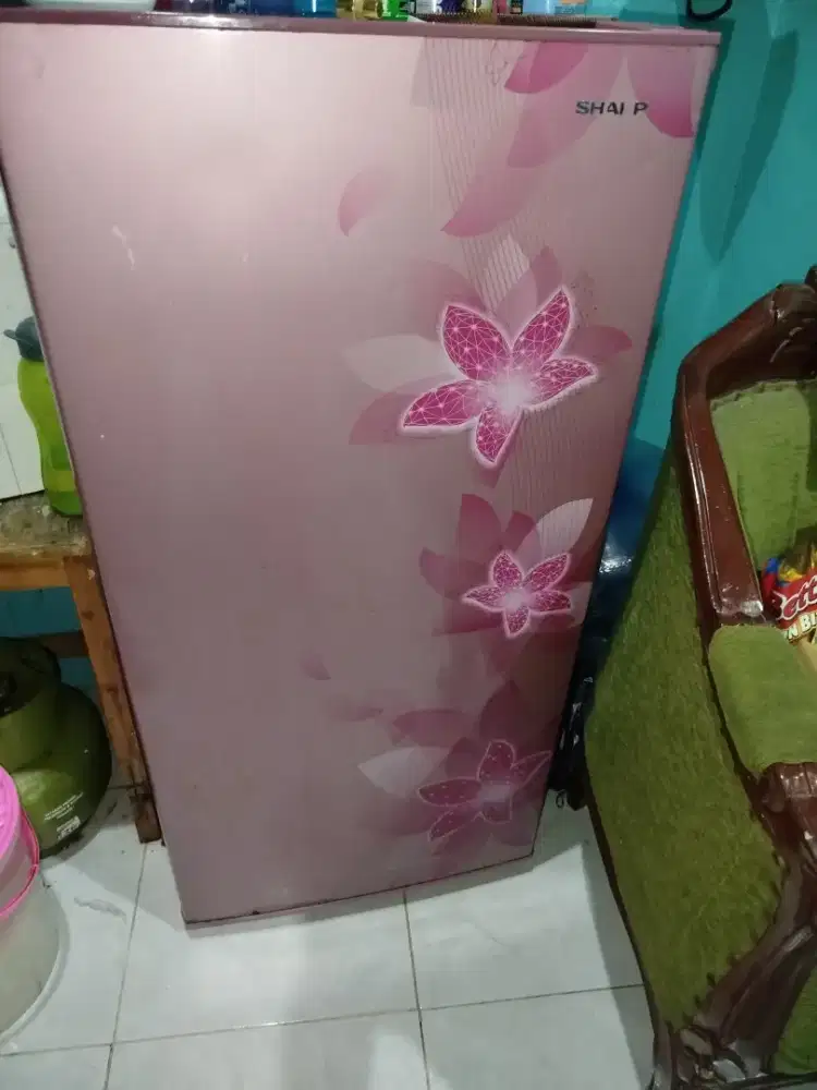 Di jual kulkas merek Sharp normal beku