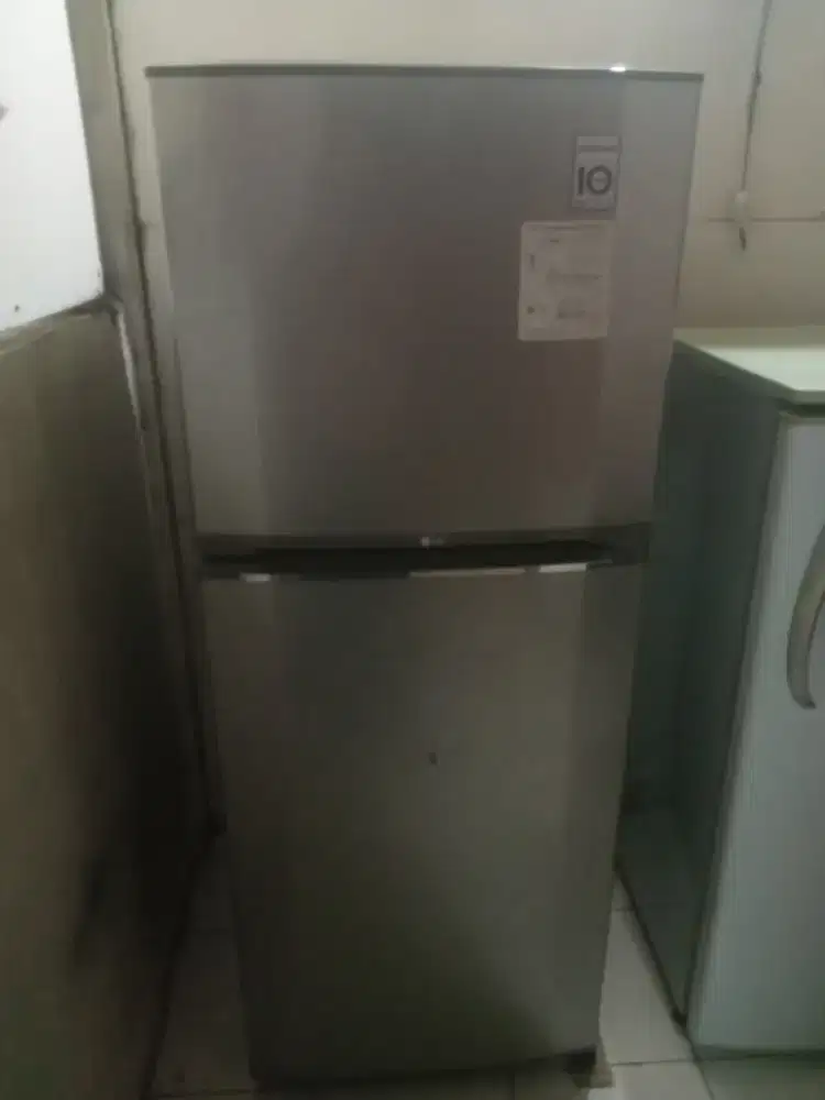 Kulkas dua pintu LG inverter