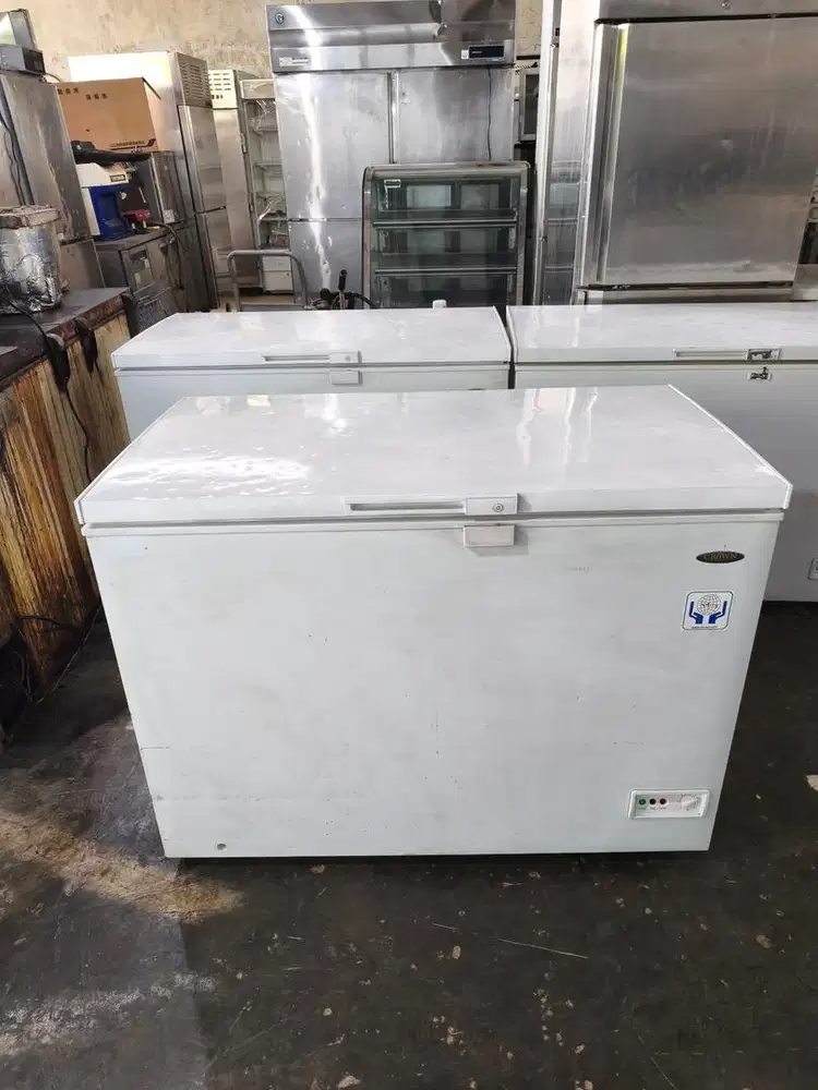 Freezer box  Merk Crown Kapasitas 350L siap pakai
