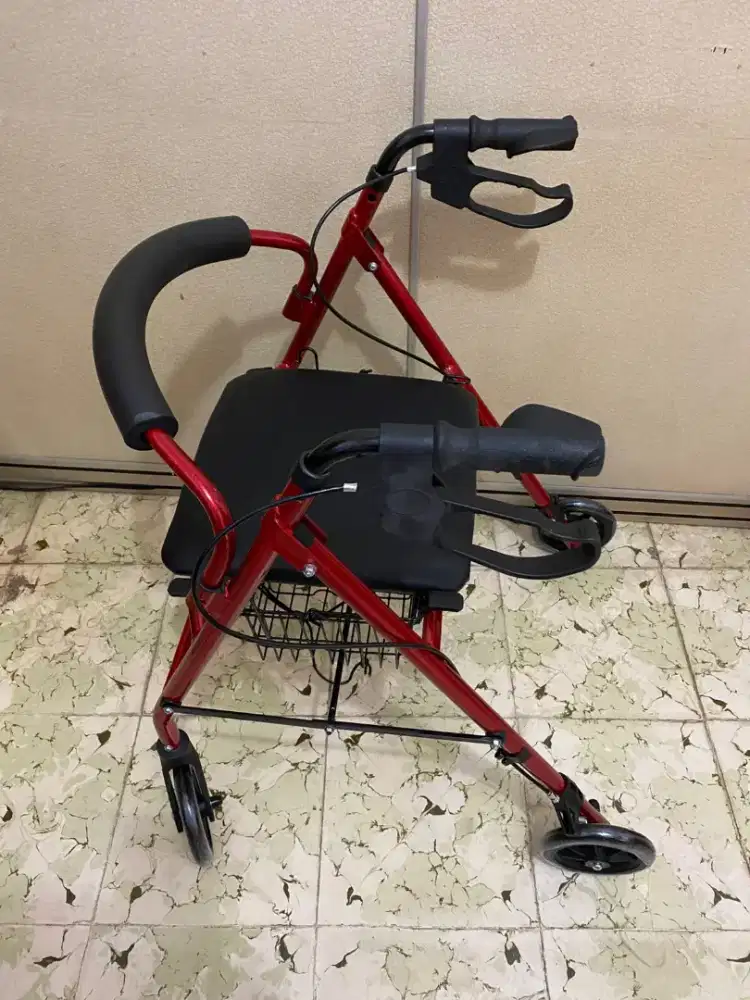 Rollator alat bantu jalan