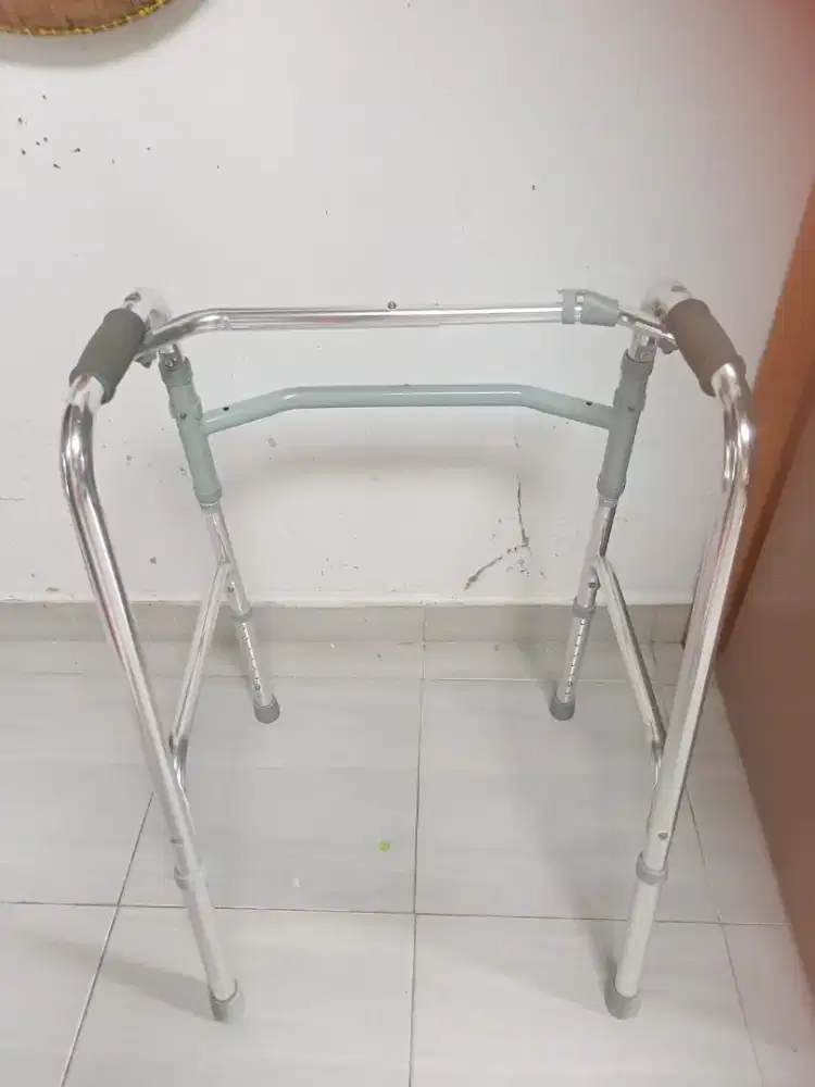 Alat kesehatan bantu berdiri