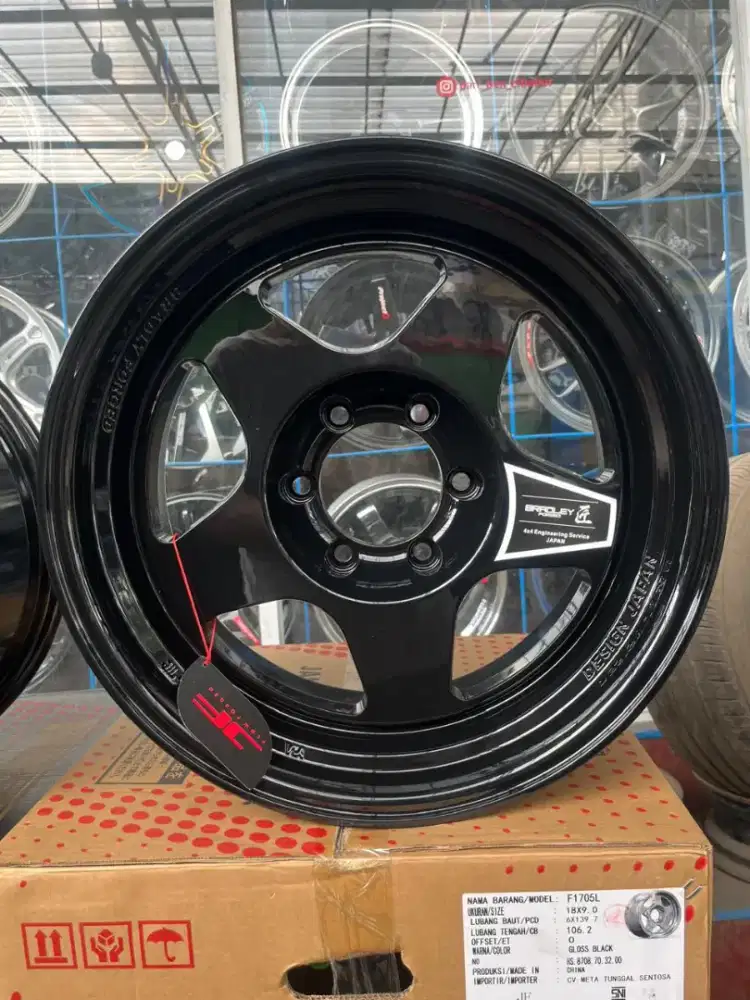 Bradley Takumi ring 18 lebar 9 pcd 6x139,7 ET 0 fortuner pajero 4pcs