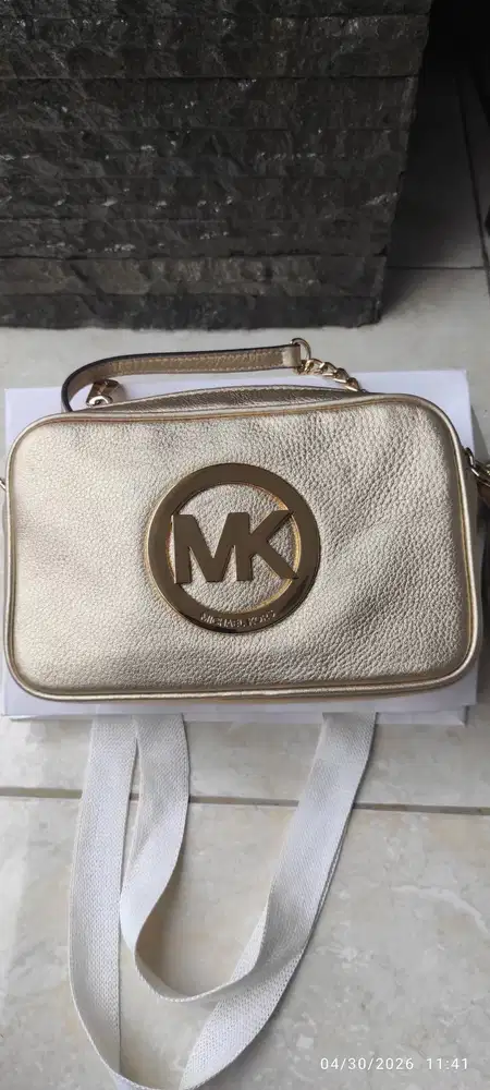 Michael Kors metallic leather crossbody (BrandNew) Kondisi 100% baru.