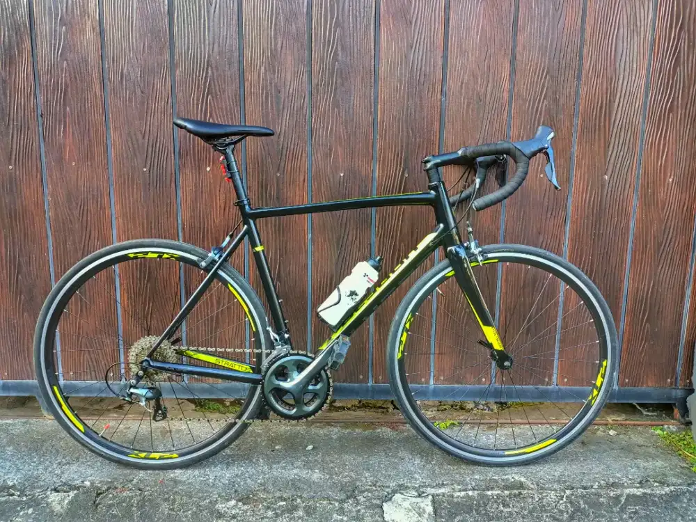 Sepeda Road bike Polygon Strattos S4