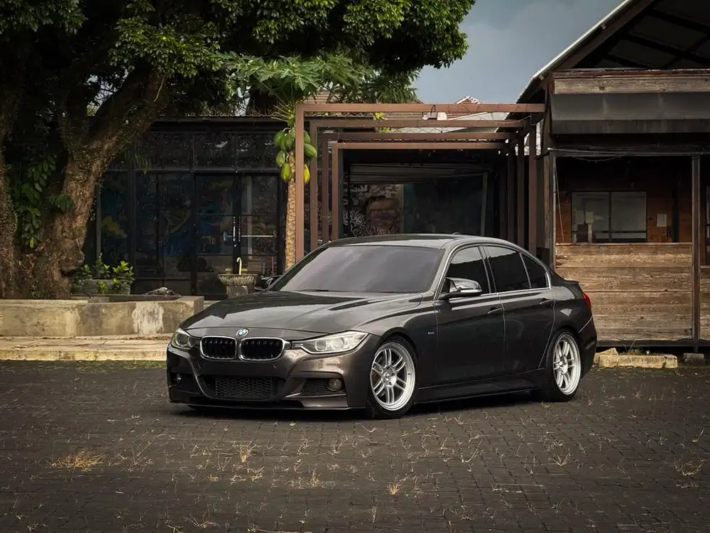 Bmw f30 320i lux 2014 AT