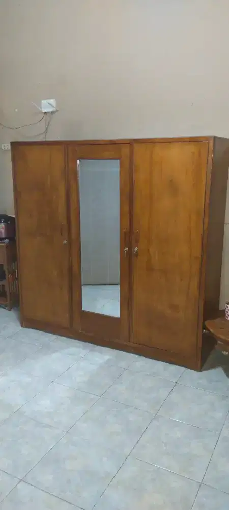 Lemari pakaian 3 pintu jati tua minimalis