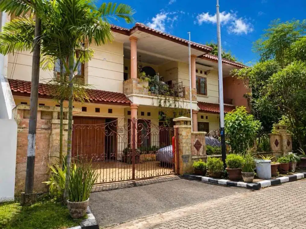 RUMAH MEWAH HADAP TAMAN BESAR ±2.500 m²