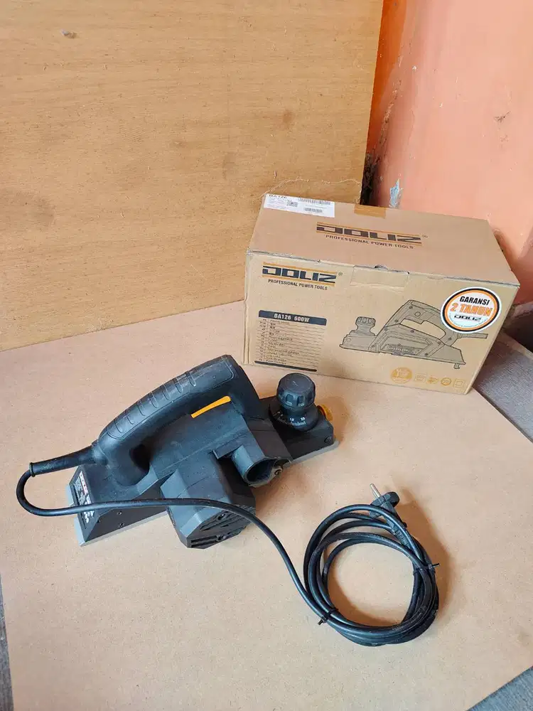 Mesin serut kayu Doliz