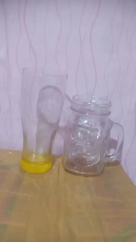 Gelas pitcher dan gelas kopi cafe