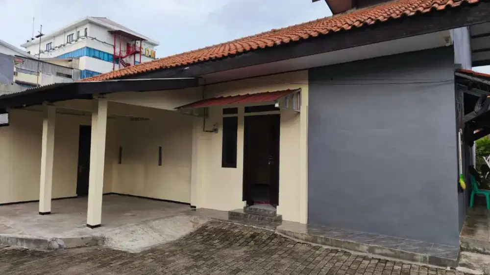 Disewakan rumah 1 kamar dengan akses masuk mobil.