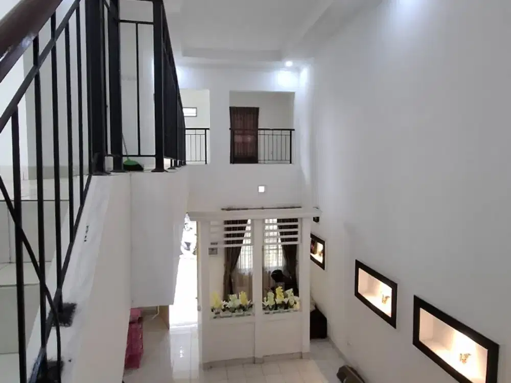 RUMAH MURAH JUAL CEPAT 2 LANTAI CARPORT BETON SIAPHUNI KOTA WISATA CIBUBUR JAKARTA TIMUR