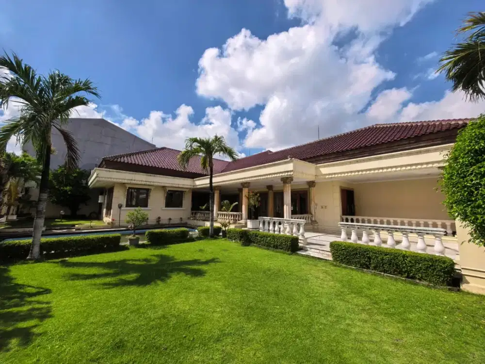 Rumah mewah furnish ada Pool di Jemur andayani, luas tanah 1.410m2 dimensional 40x35 meter ada 4 kamar master bedroom