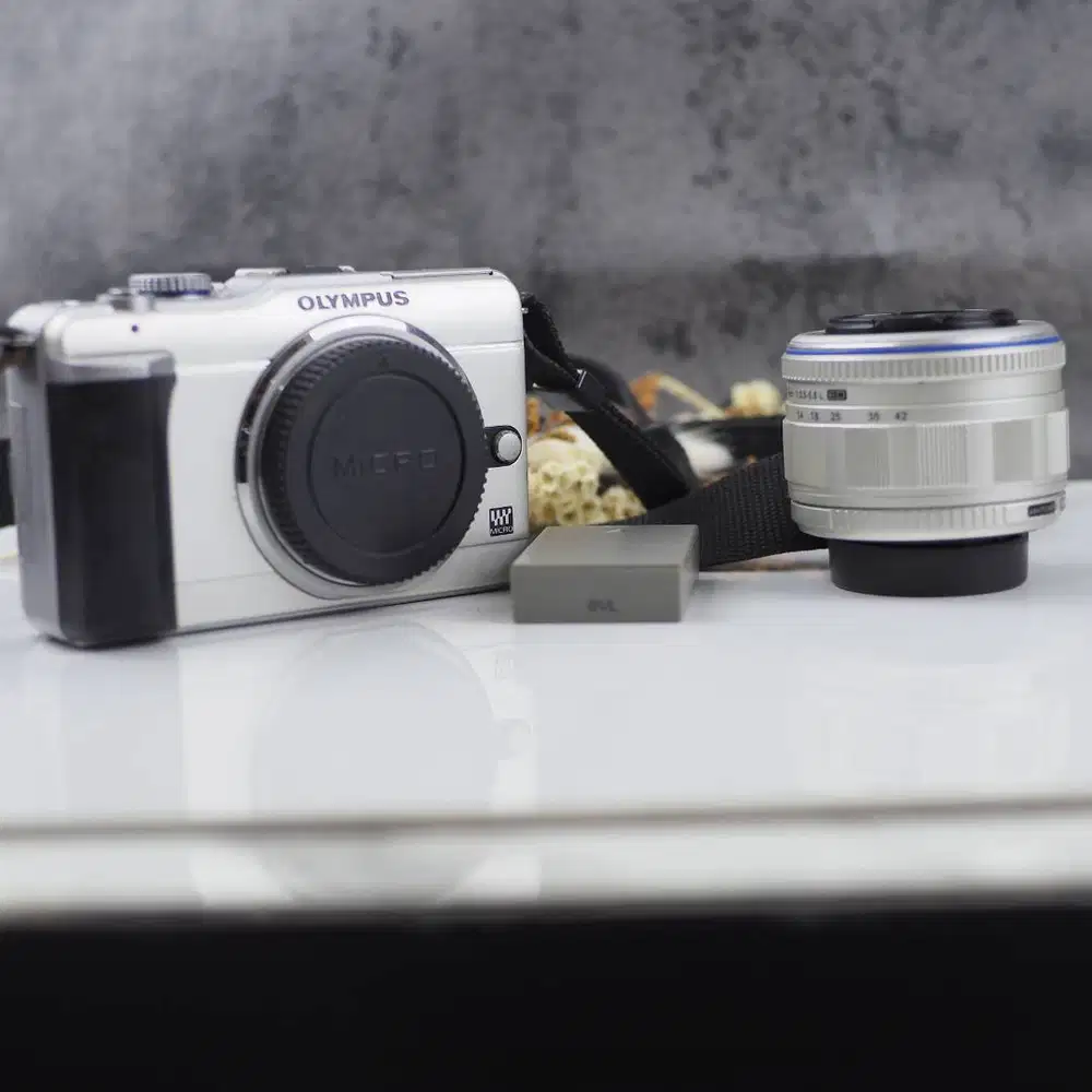 Kamera mirrorless olympus e-pl1 epl1  epl 1 dan lensa kit m4/3 m43