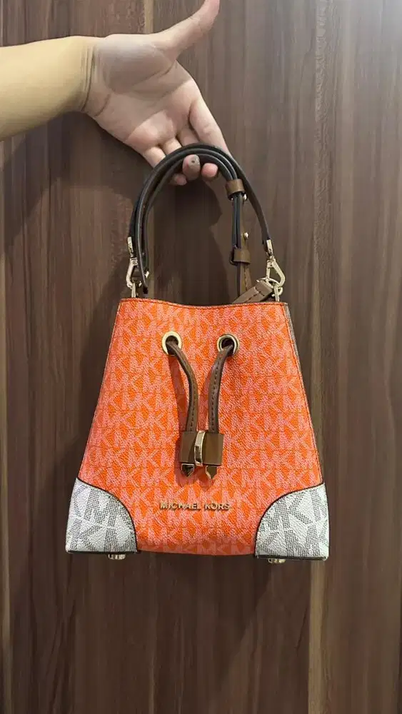 Michael Kors Mercer Gallery Small Convertible Bucket Bag