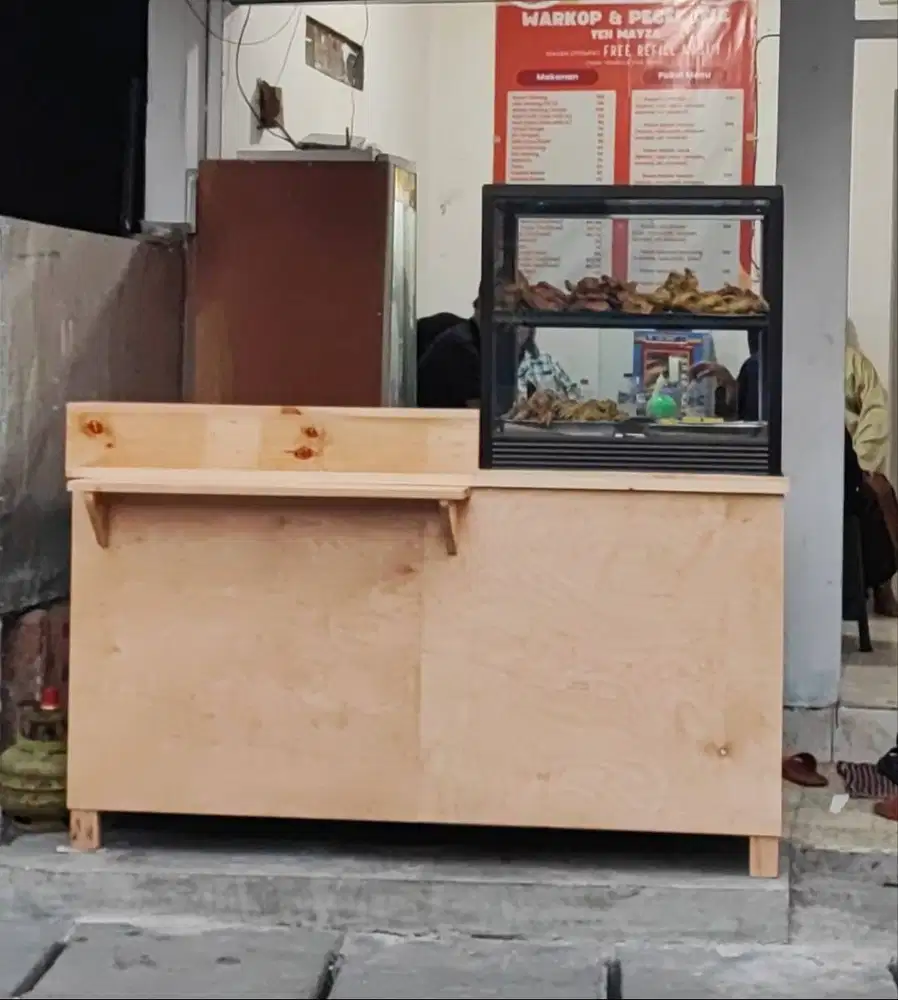 Meja dan etalase