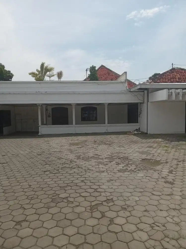 Disewakan Rumah Besar Luas Depan Bank BCA Sumenep