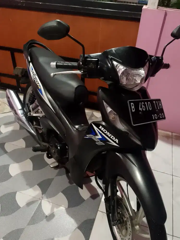 Bismillah. Jual motor kesayangan Revo fit injeksi tahun 2015