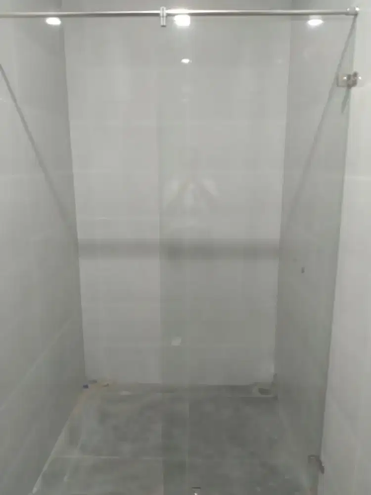 Kaca temperd 10mm showerglass T200cm L80cm harga terpasang 1,9 jt/unit