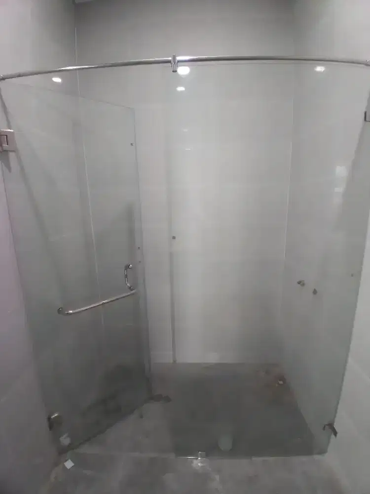 Kaca shower temperd 10mm kamar mandi T200cm L170cm hrg 1 set 5,9 jt