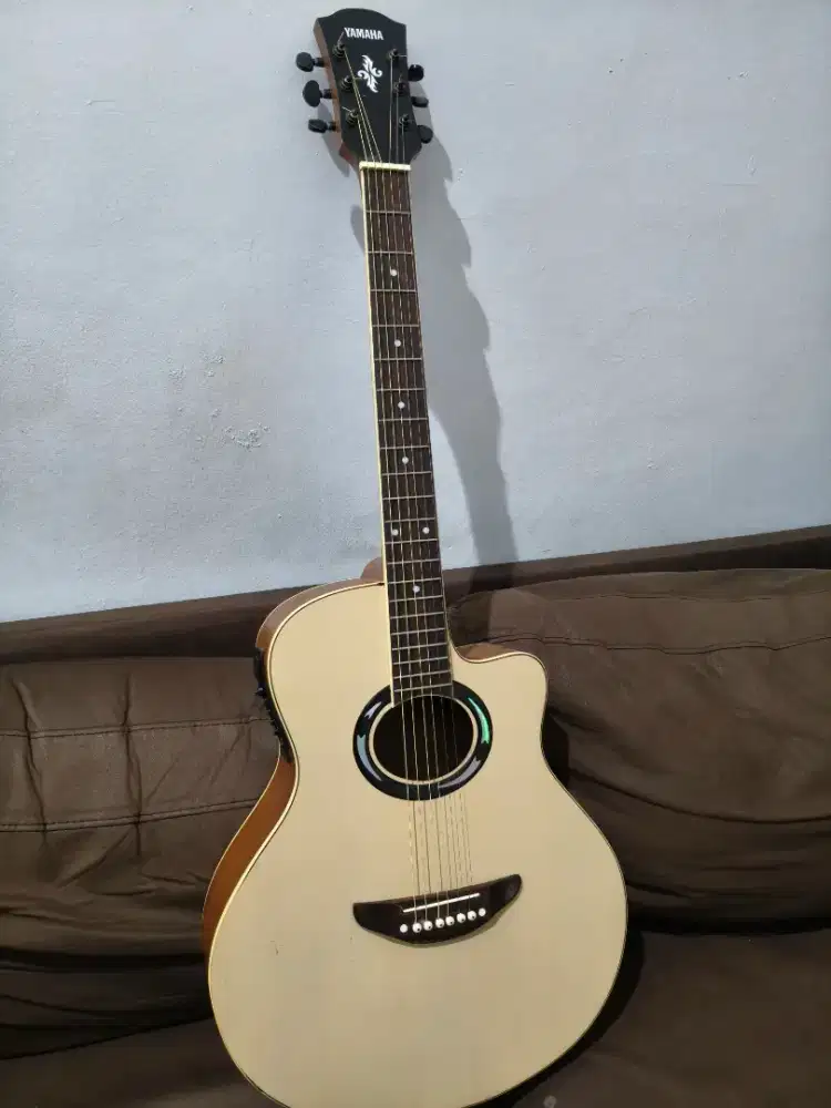 Dijual gutar akustik kondisi mulus seperti baru